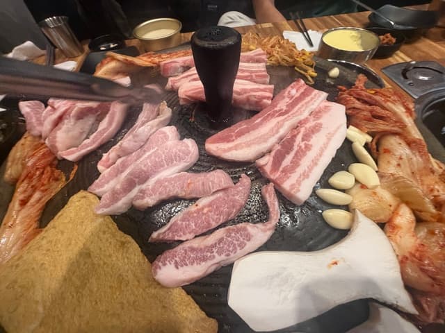 봉우리 솥뚜껑 삼겹살